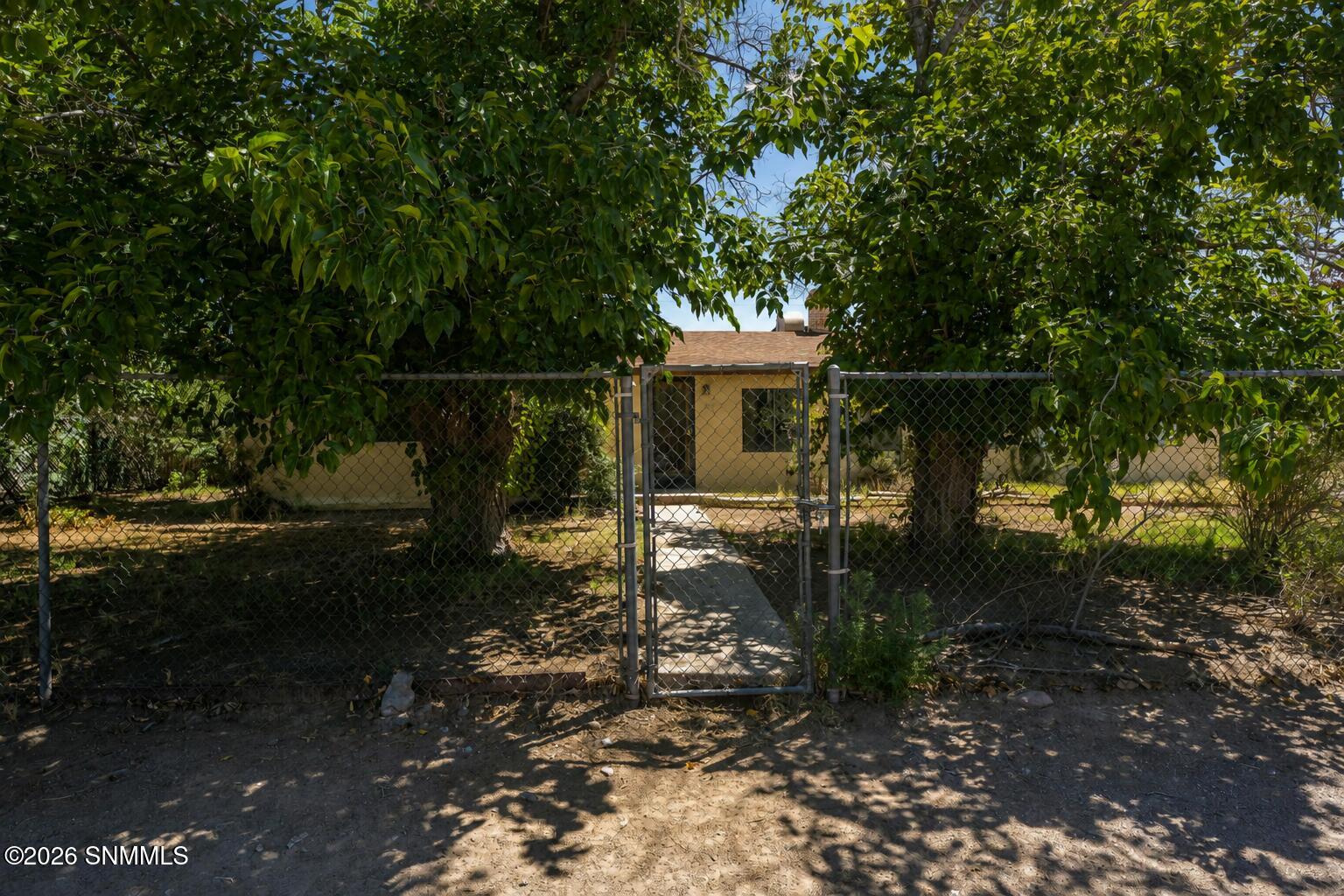 Front w/fence