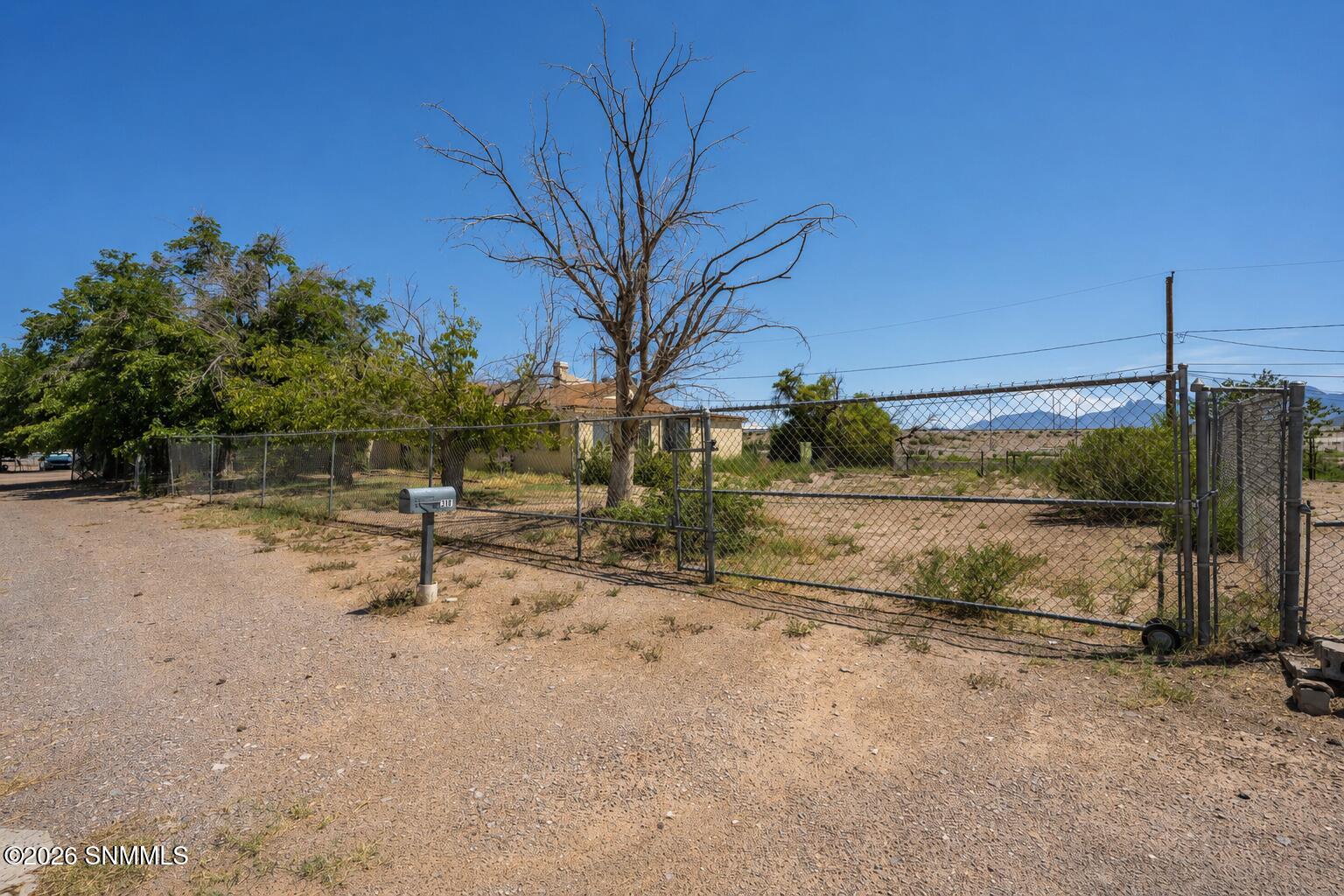 Front w/fence 3