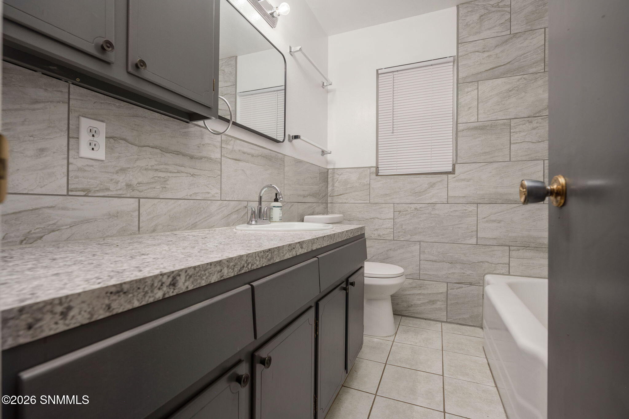 29-web-or-mls-Snappin Homes (Carlyle2220