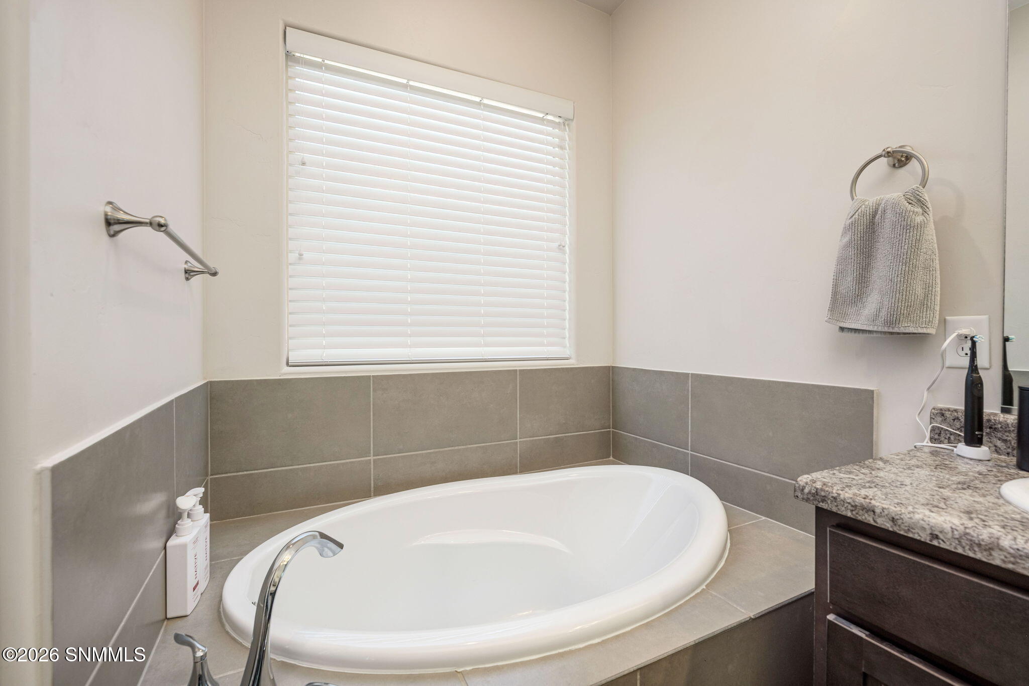 21-web-or-mls-Snappin Homes (Toluca4656)