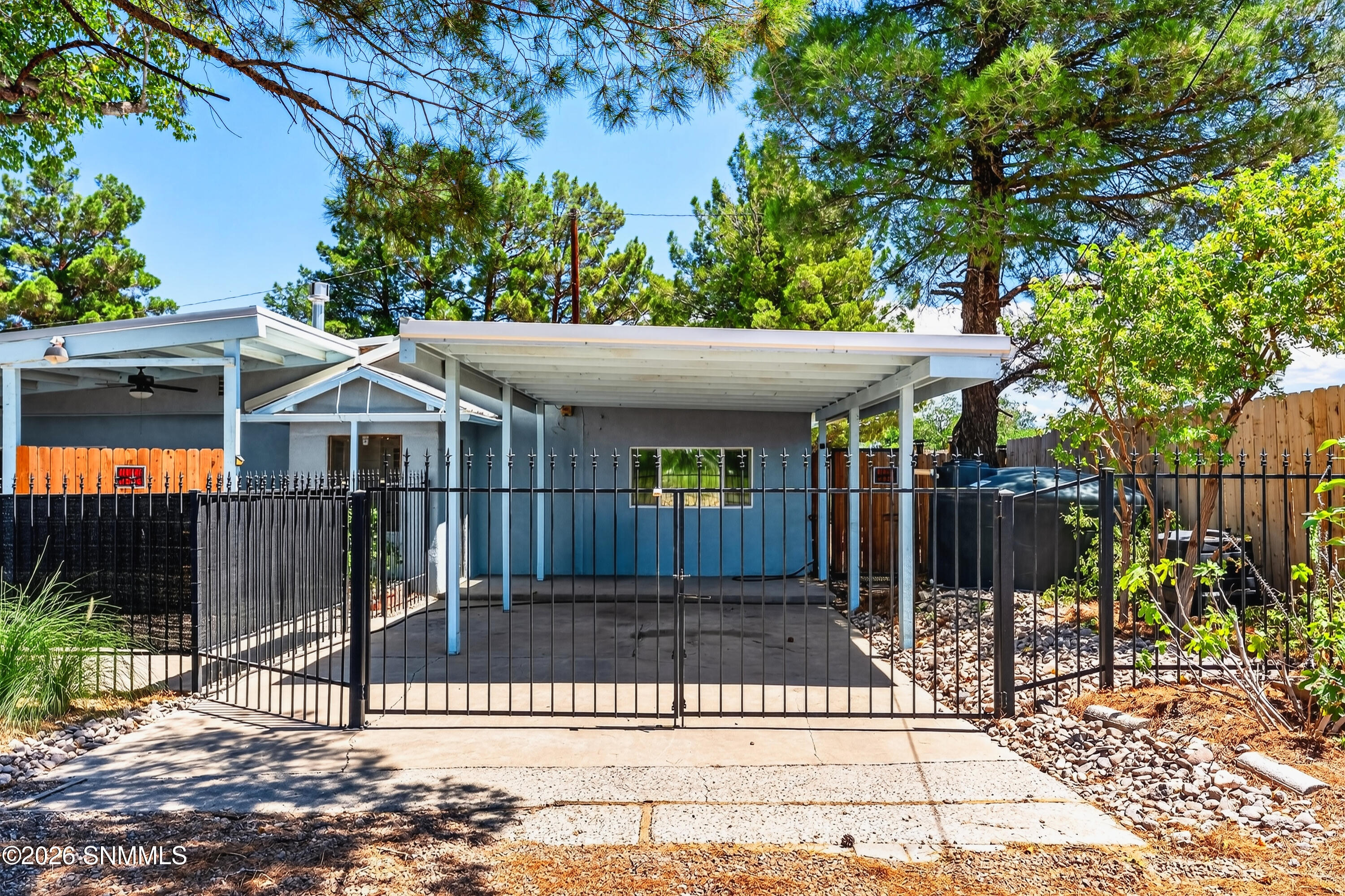 Front cCarport/Gat