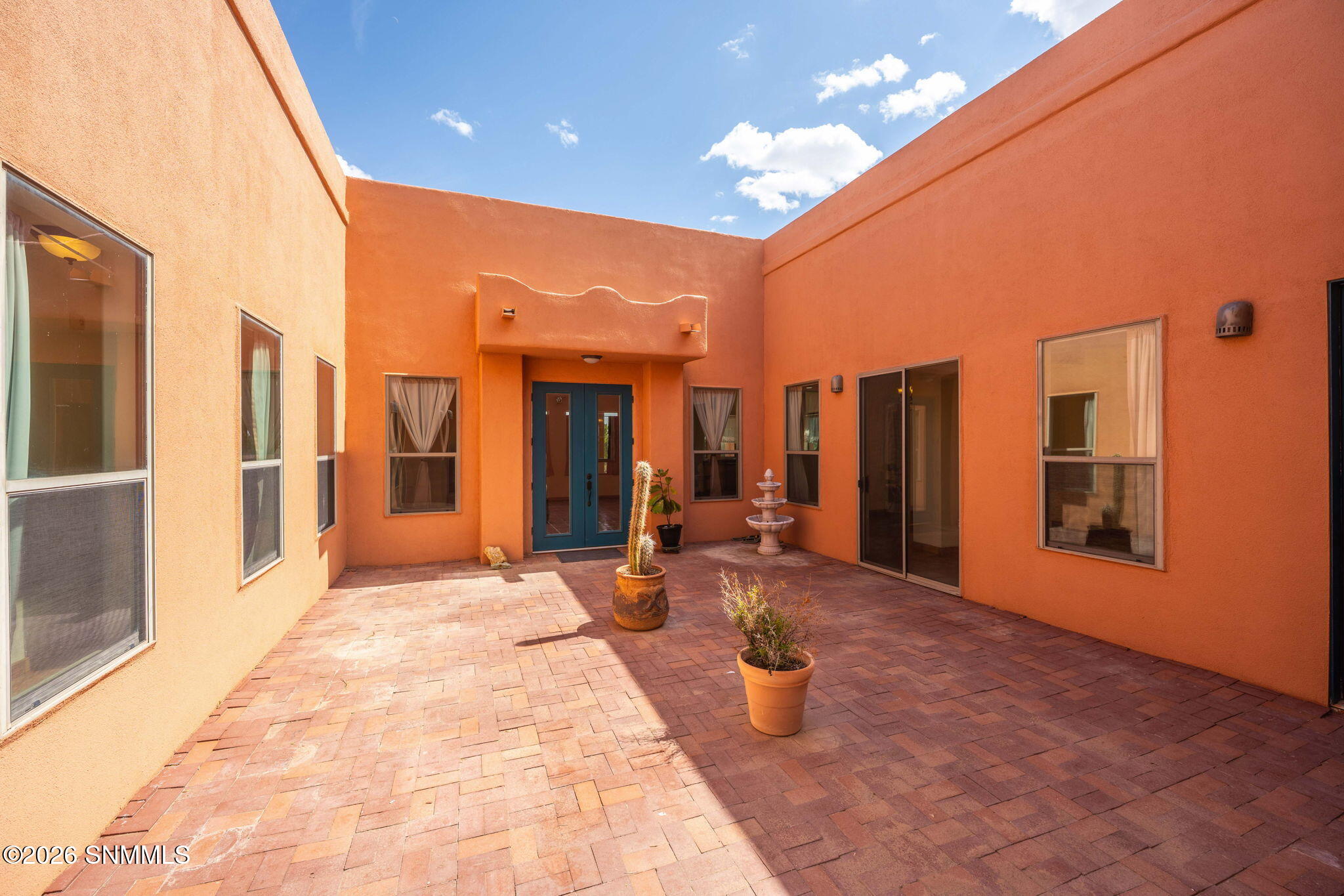 Home entry via courtyard