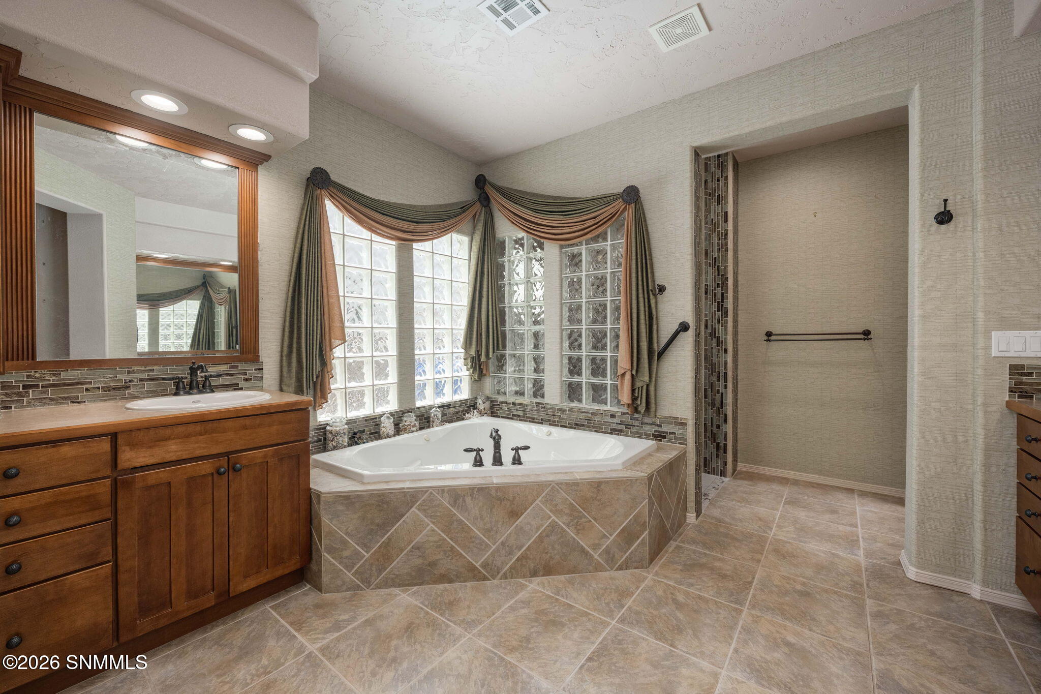 25-web-or-mls-Snappin Homes (Boulders172