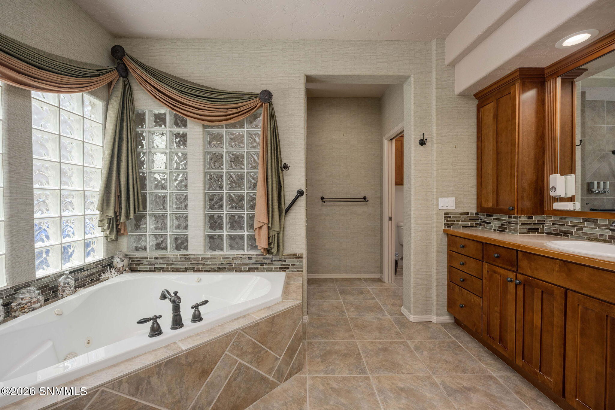 26-web-or-mls-Snappin Homes (Boulders172