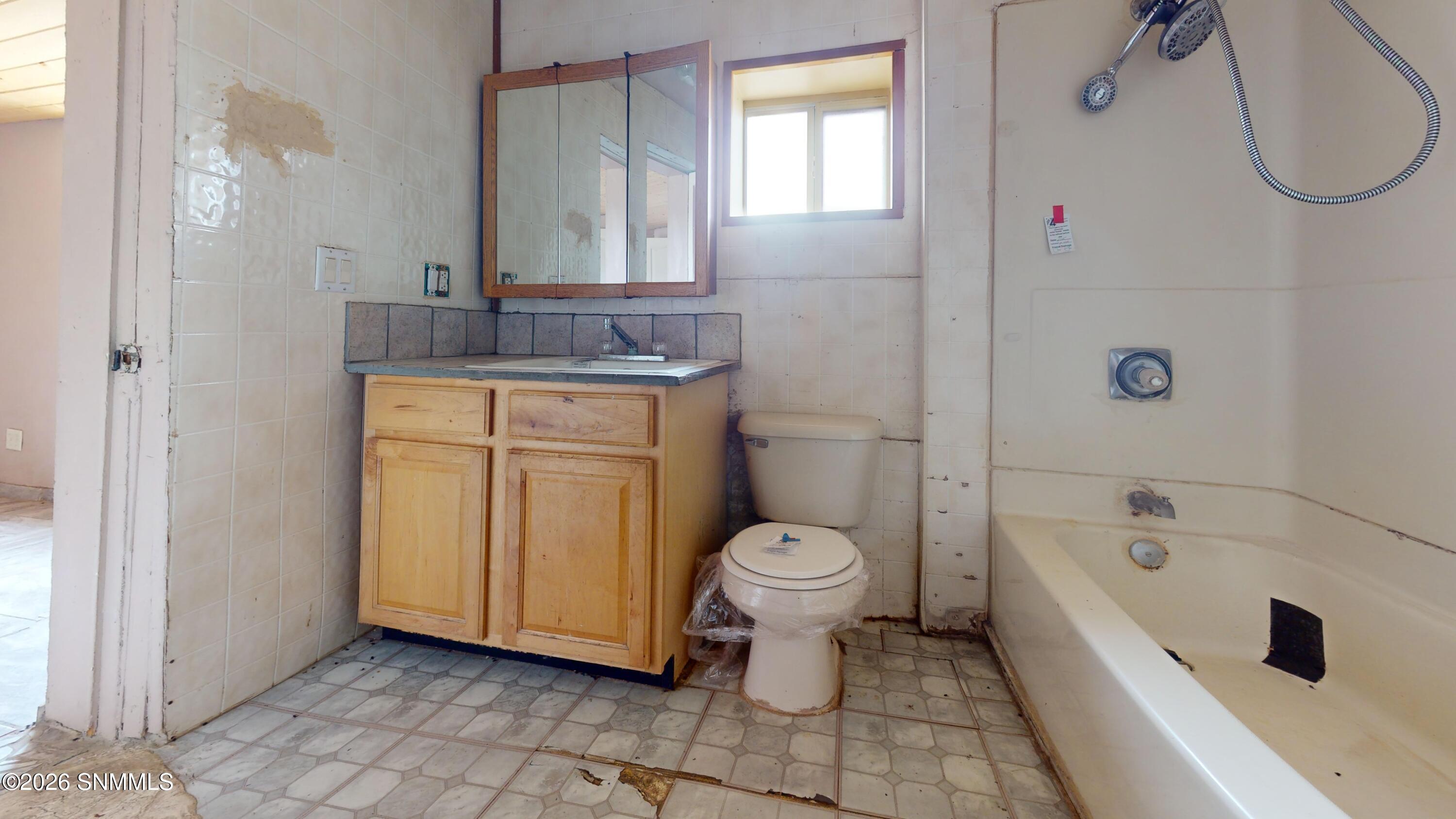 3206-Maese-Ln-Bathroom