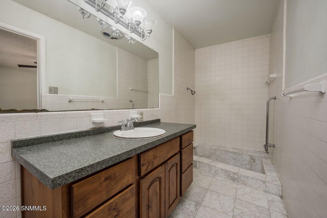 20 - Master Bath - 1930 Rosedale Dr