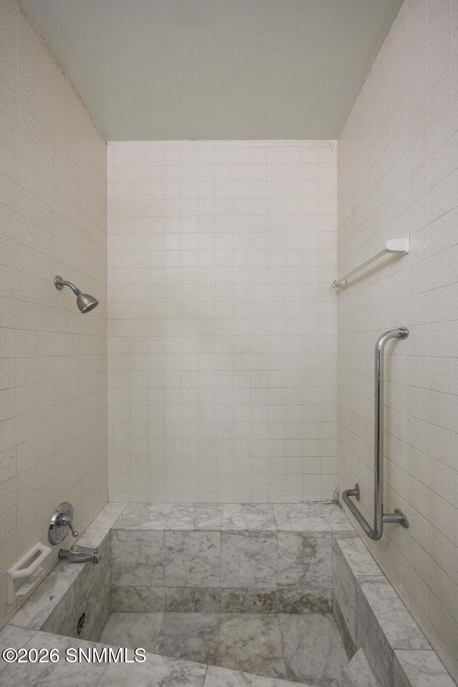 21 - Master Bath - 1930 Rosedale Dr