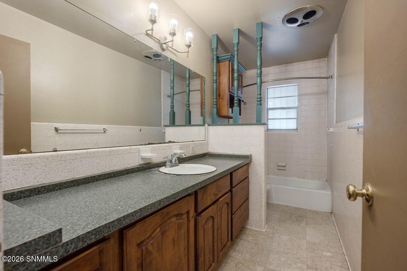 23 - Hall Bath - 1930 Rosedale Dr