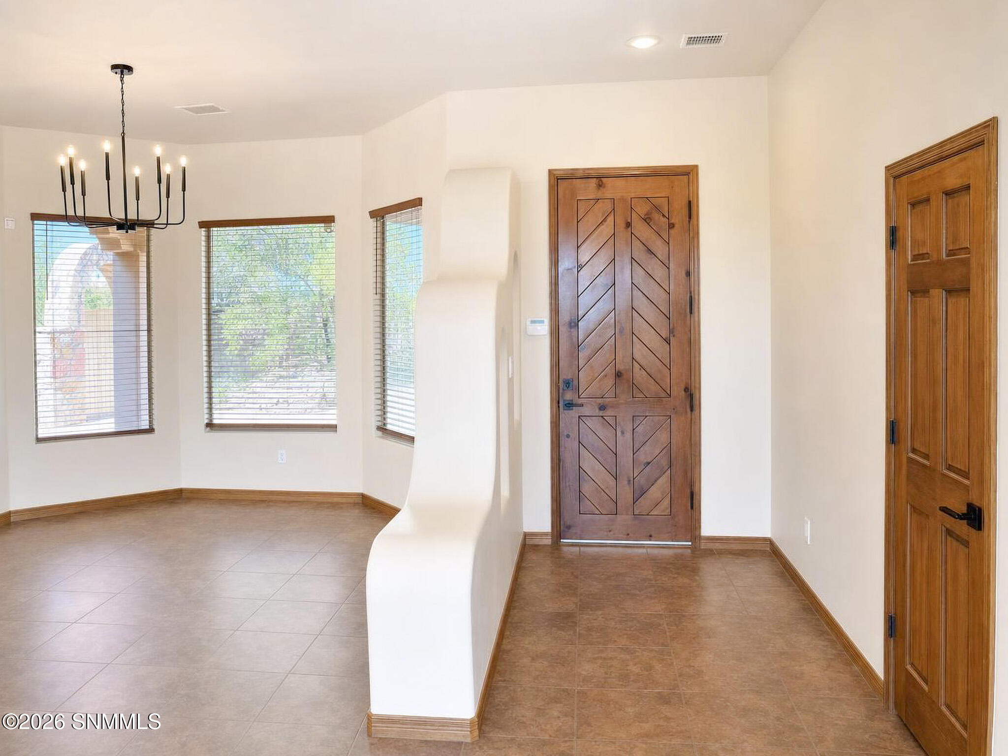 PATINO REAL ESTATE - 08 - Foyer