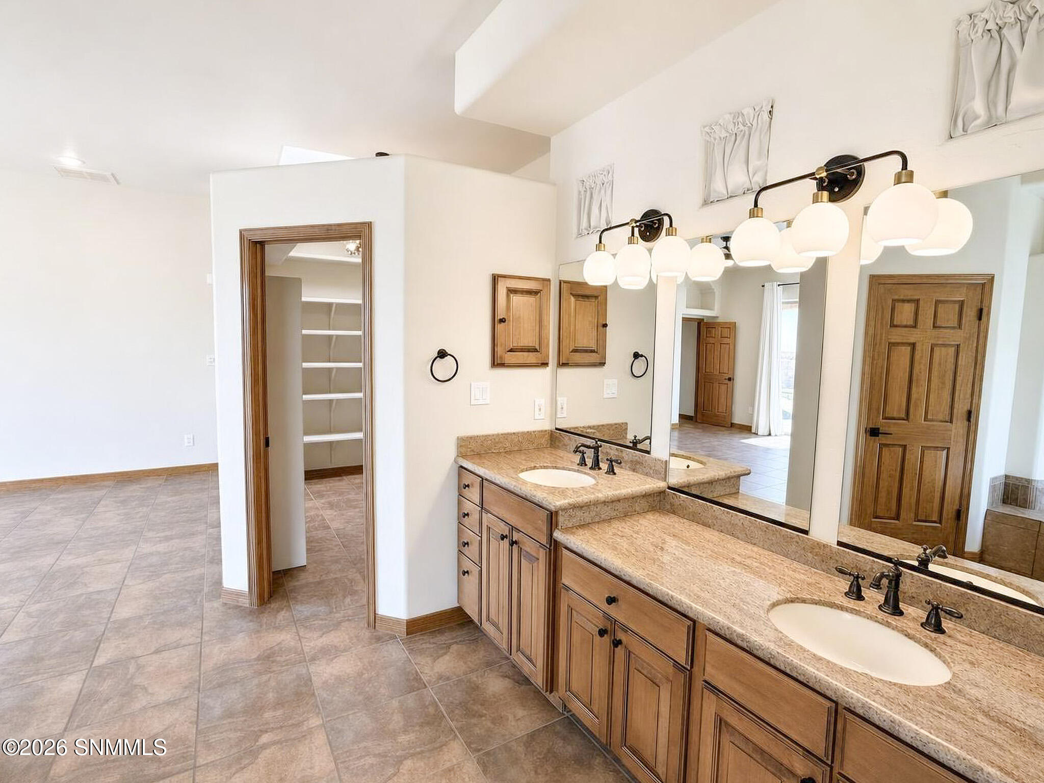 PATINO REAL ESTATE - 26 - Primary Bathro
