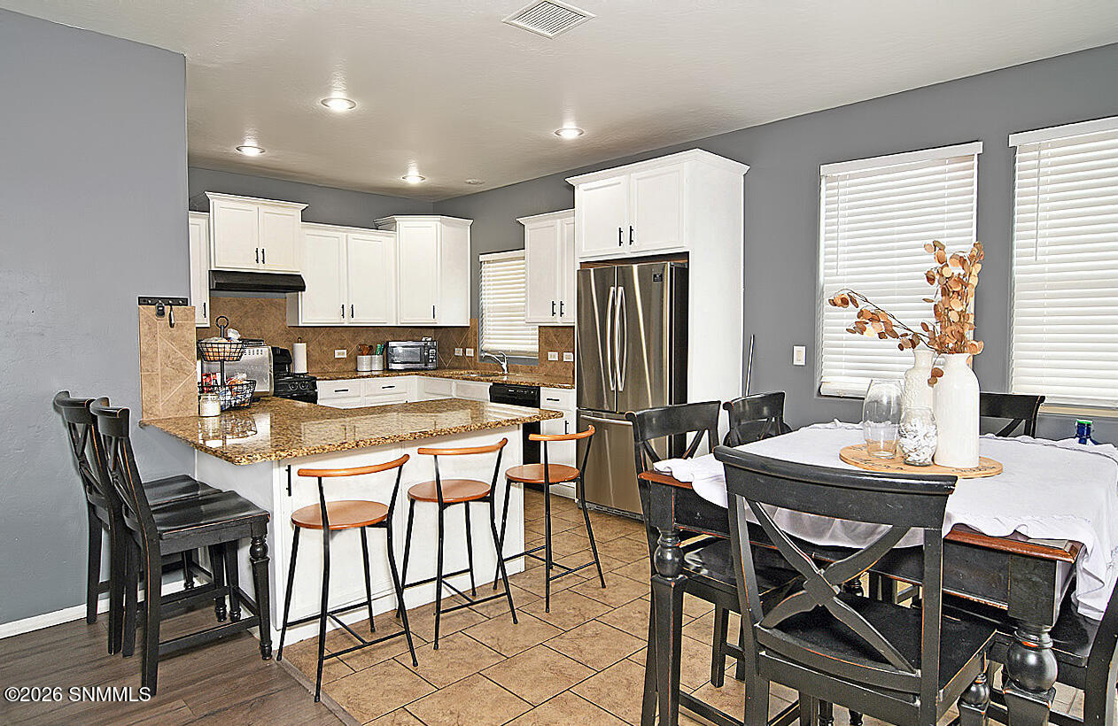Kitchen/Dining Combo