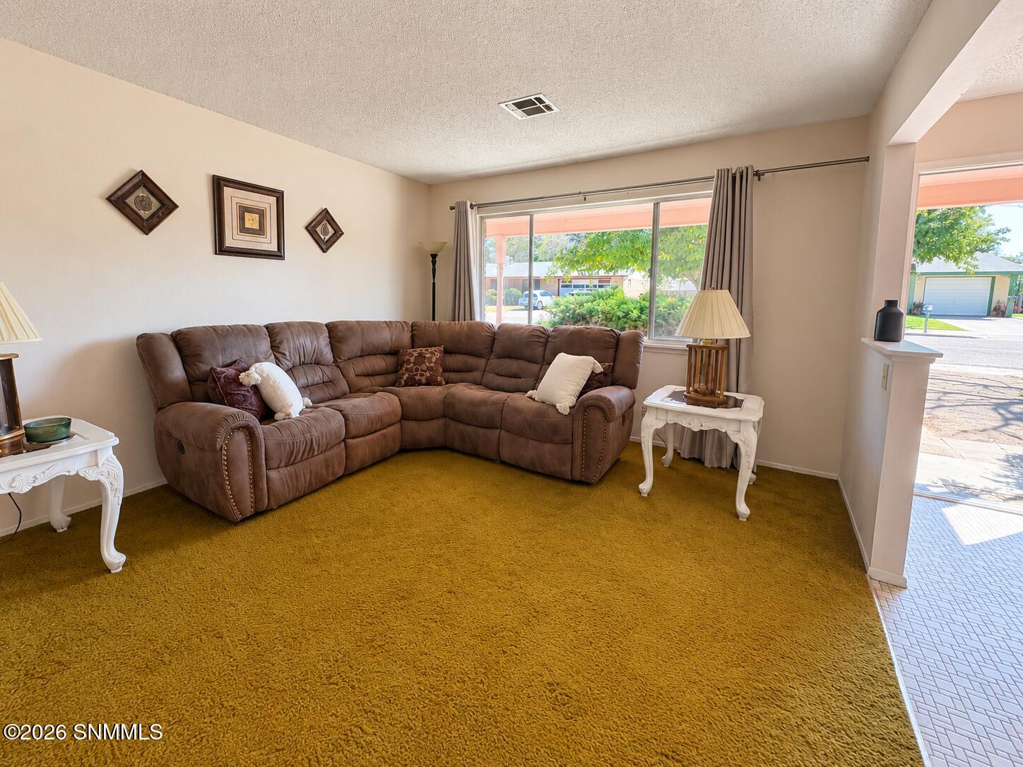 Enzie Livingroom