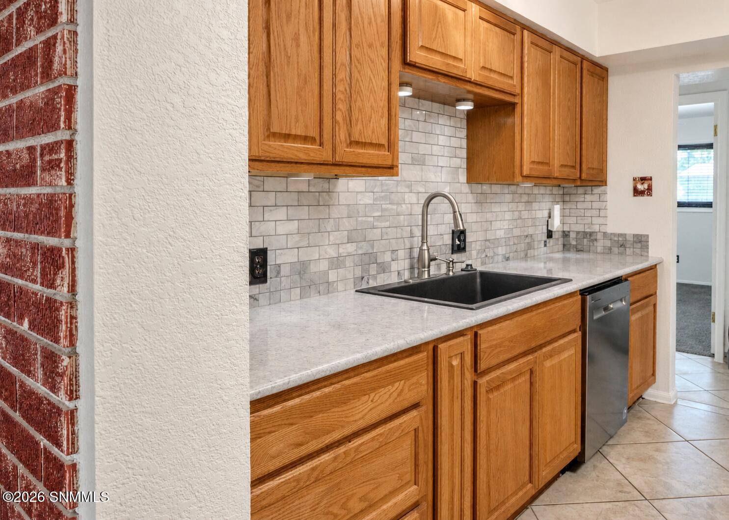 17Kitchen counters& backsplash