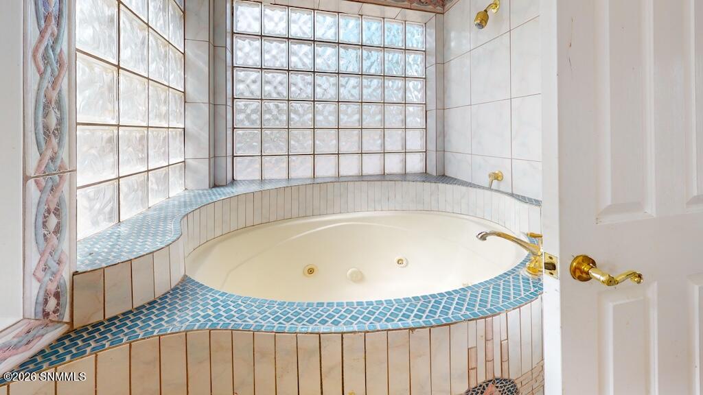 2045-Arlington-Ave-Bathroom 1