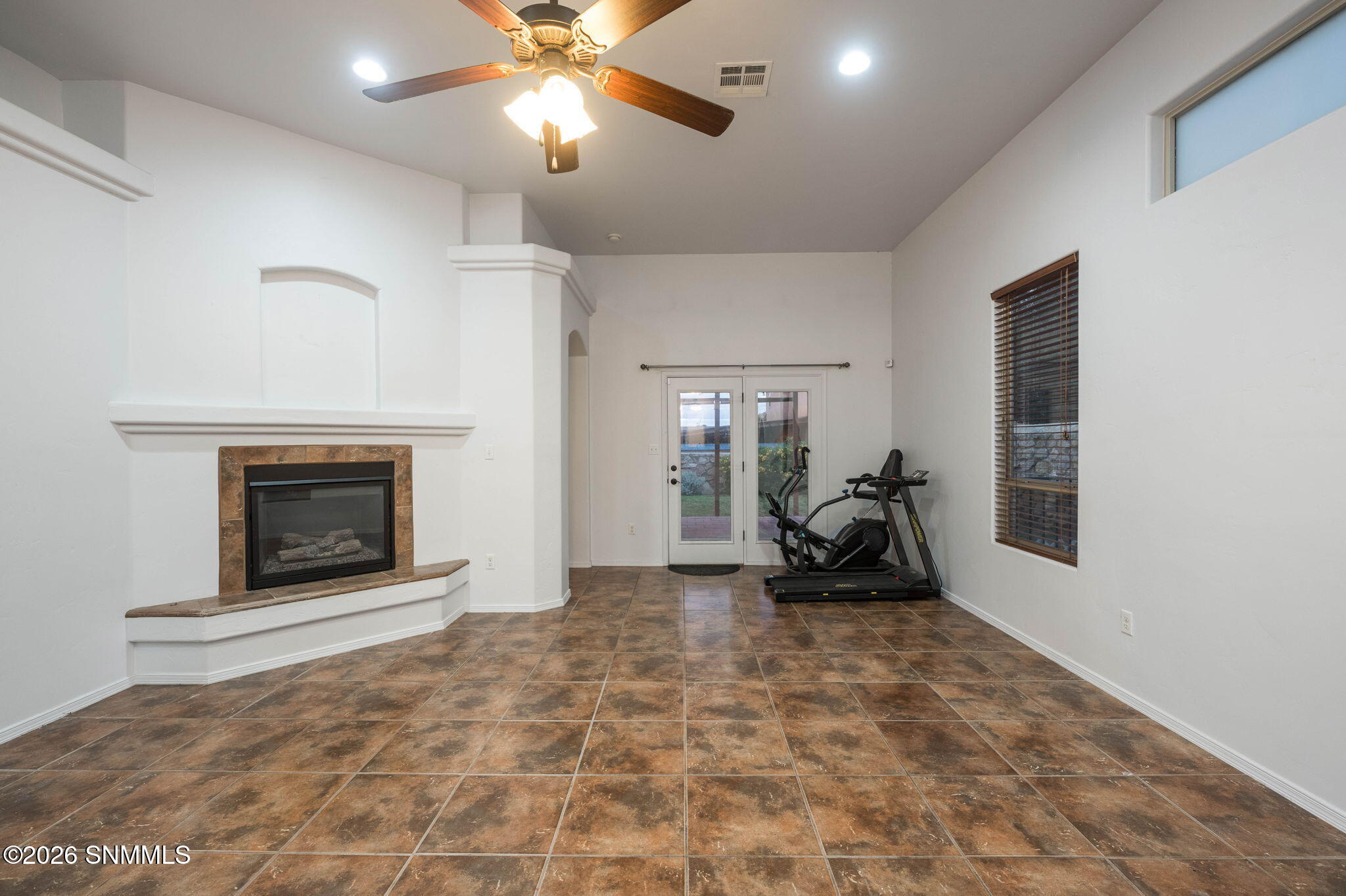 6-web-or-mls-Snappin Homes (MonteLuna400