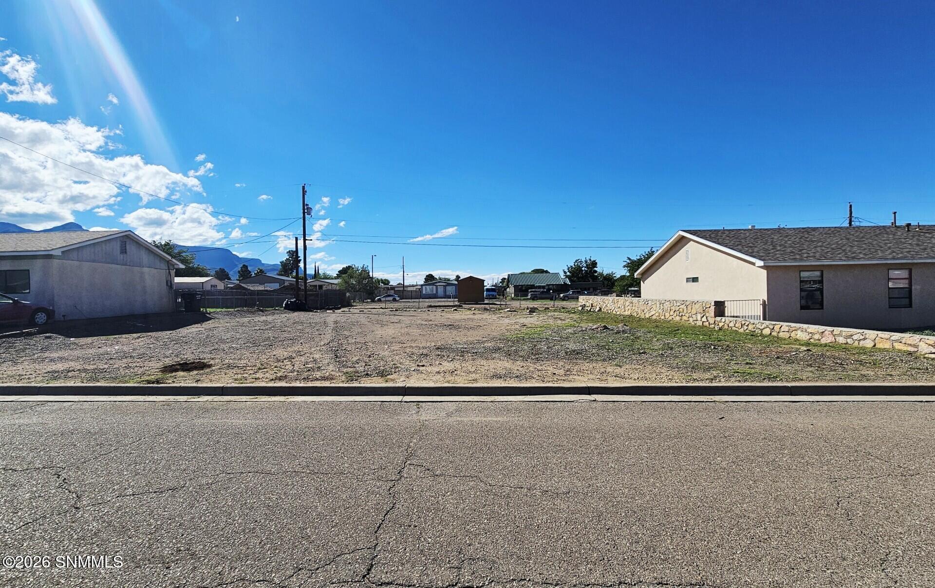 2 810 Larkspur St.