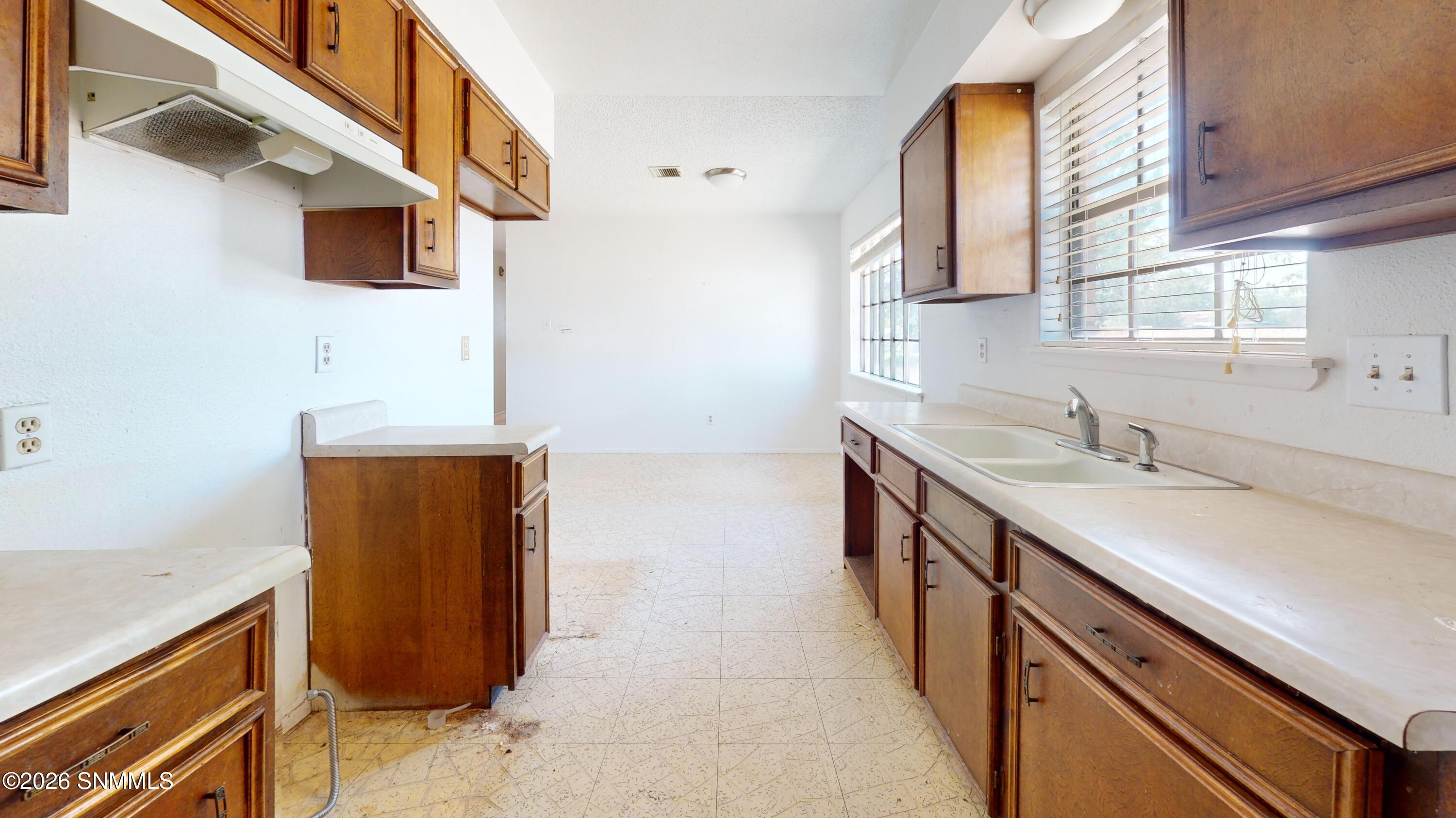 2665-La-Luz-St-Kitchen