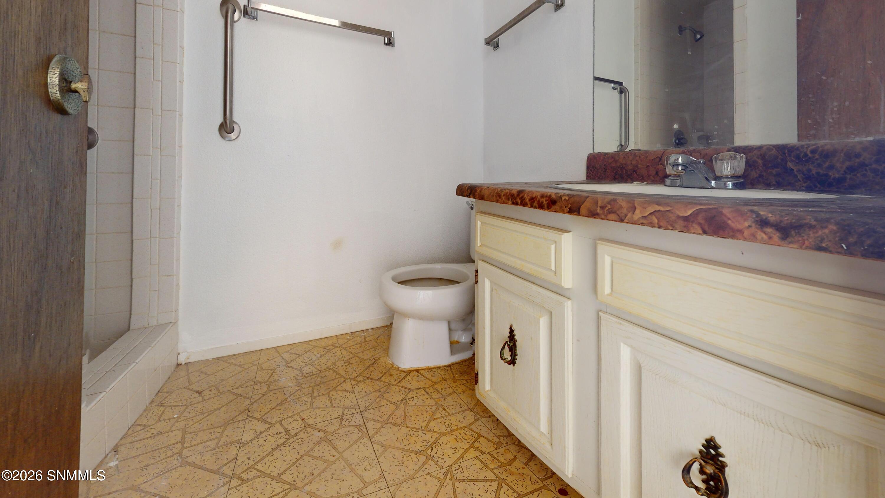 2665-La-Luz-St-Bathroom