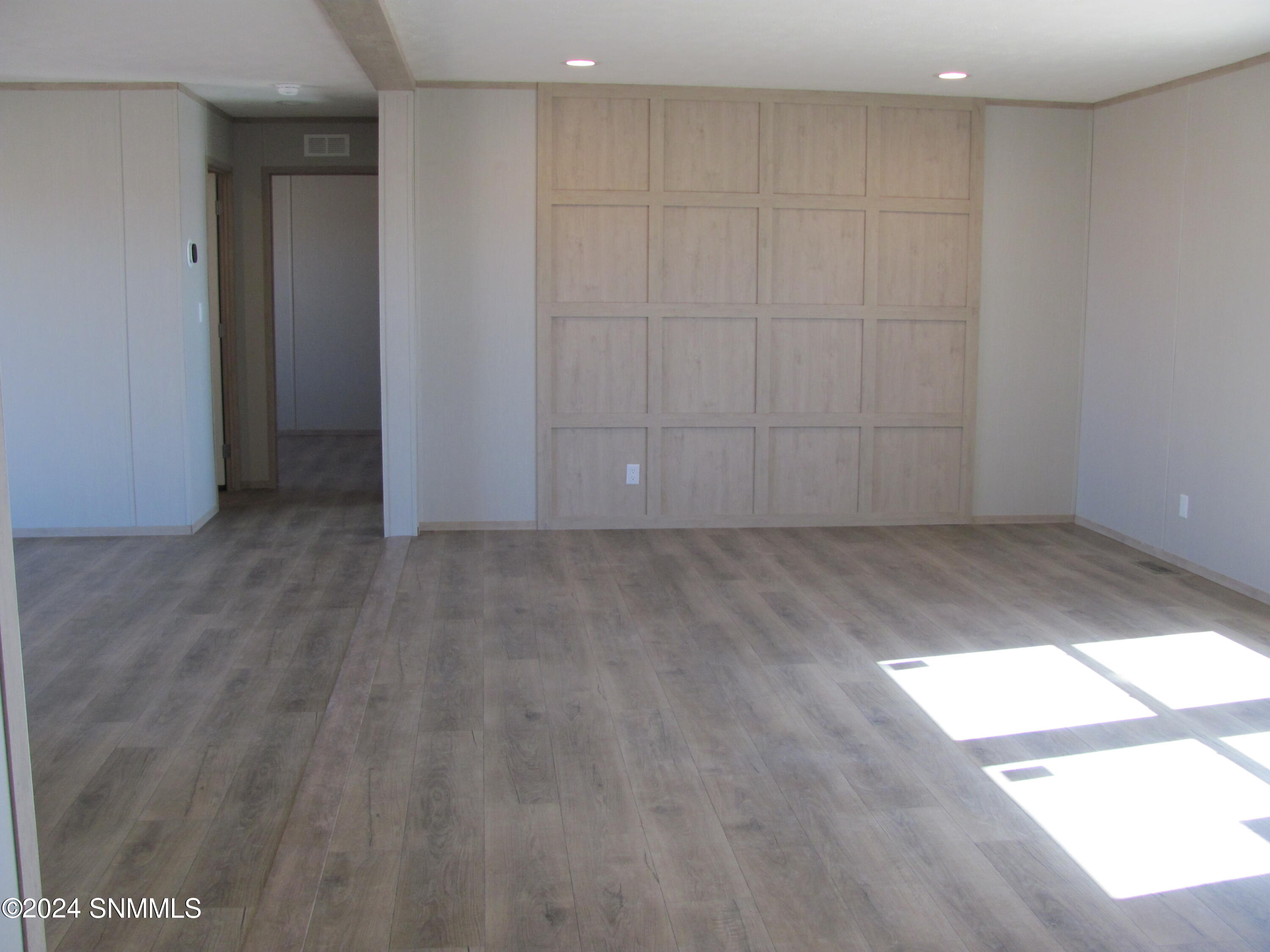 primary bedroom toward living rm