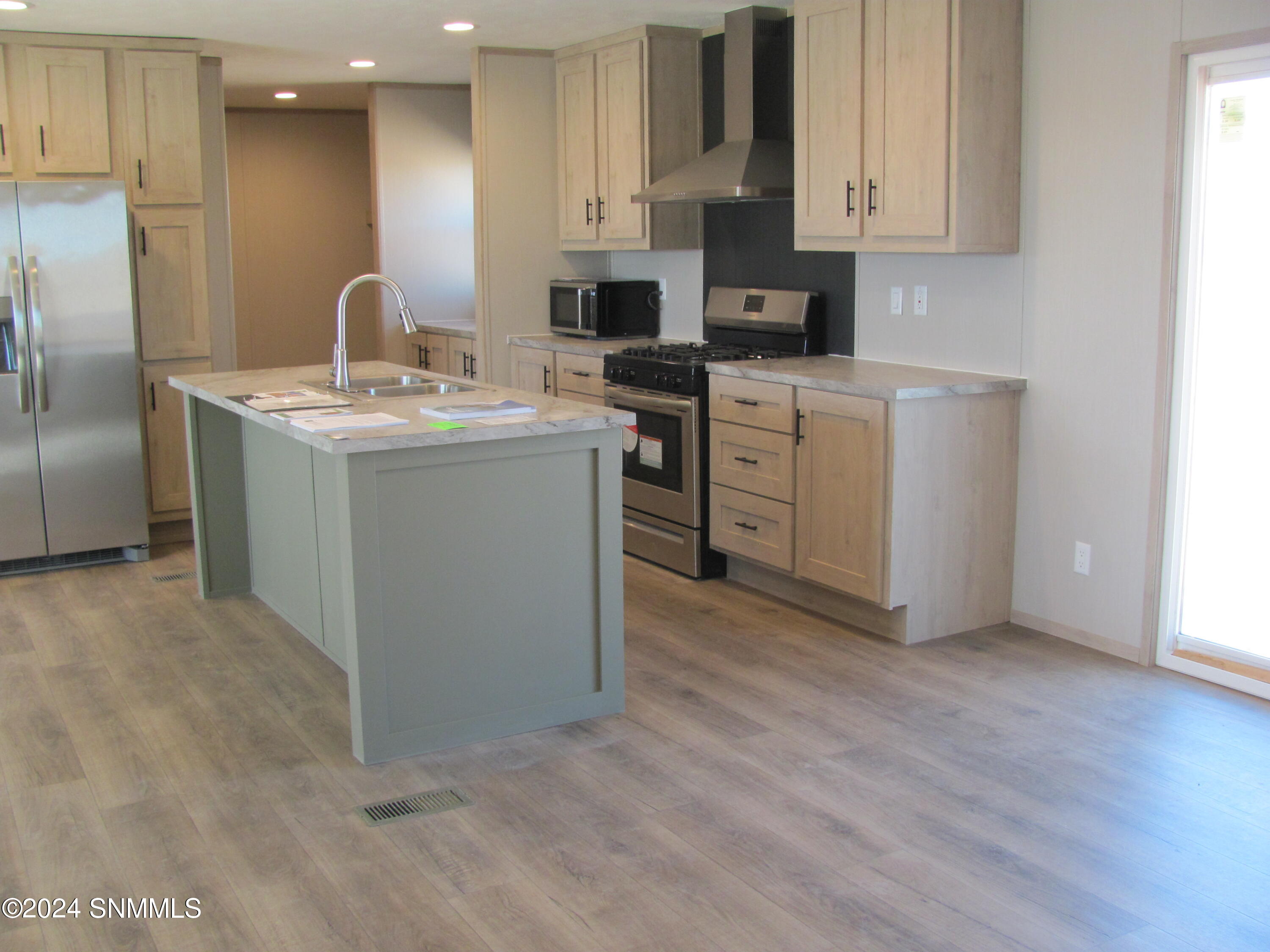 Eating area toward Kitchen