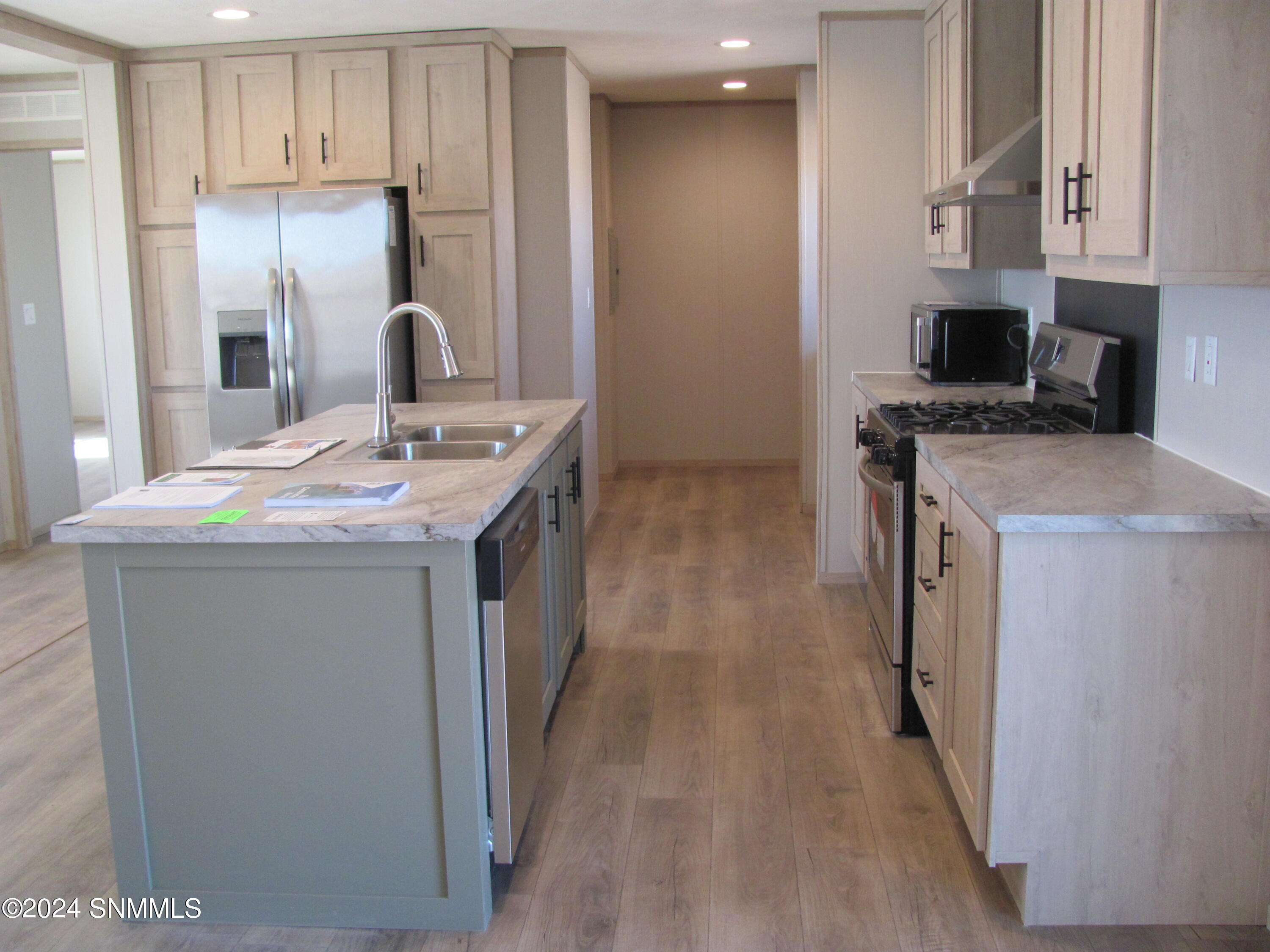 Eating area toward Kitchen